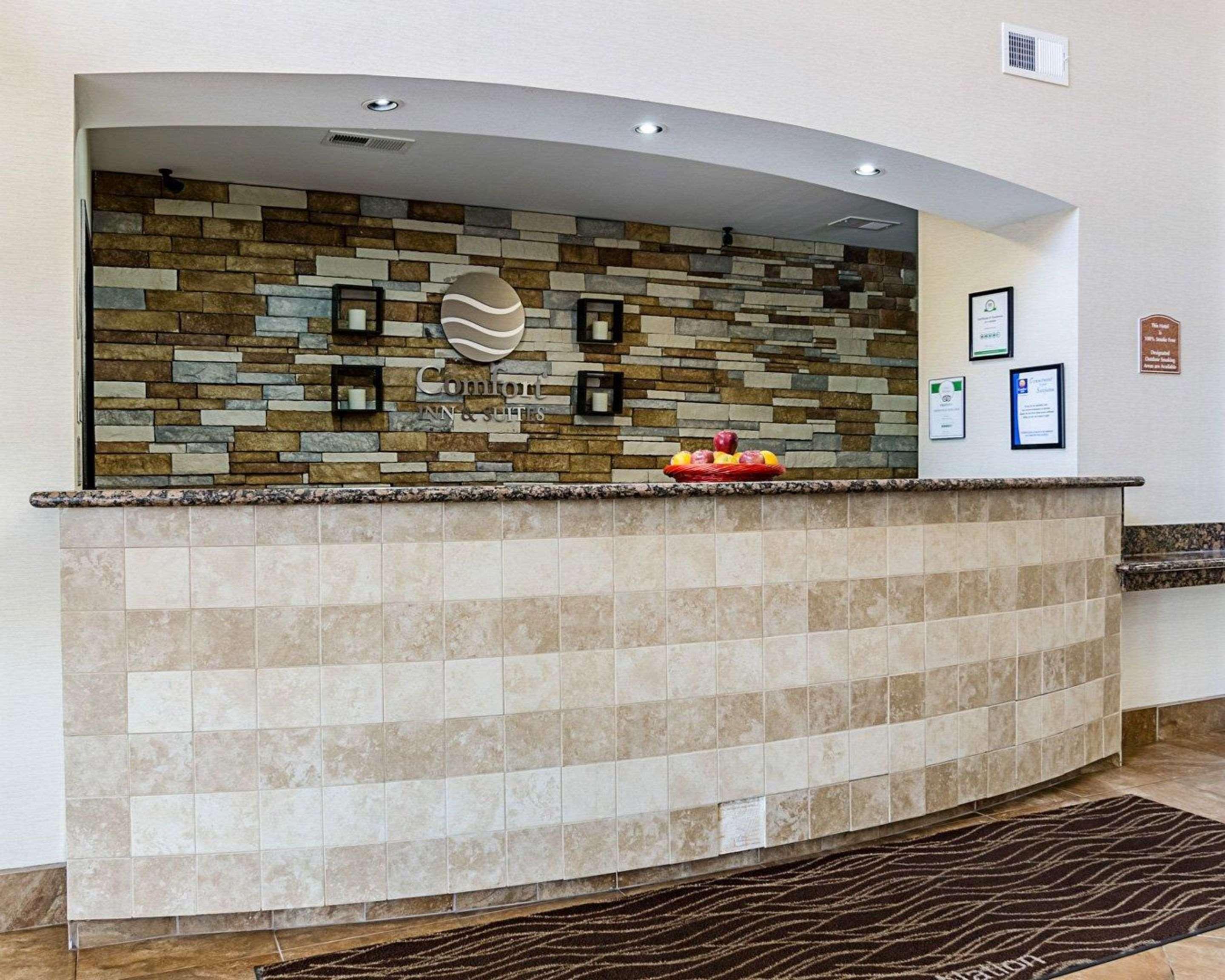 Comfort Inn & Suites Lawrence - University Area Zewnętrze zdjęcie