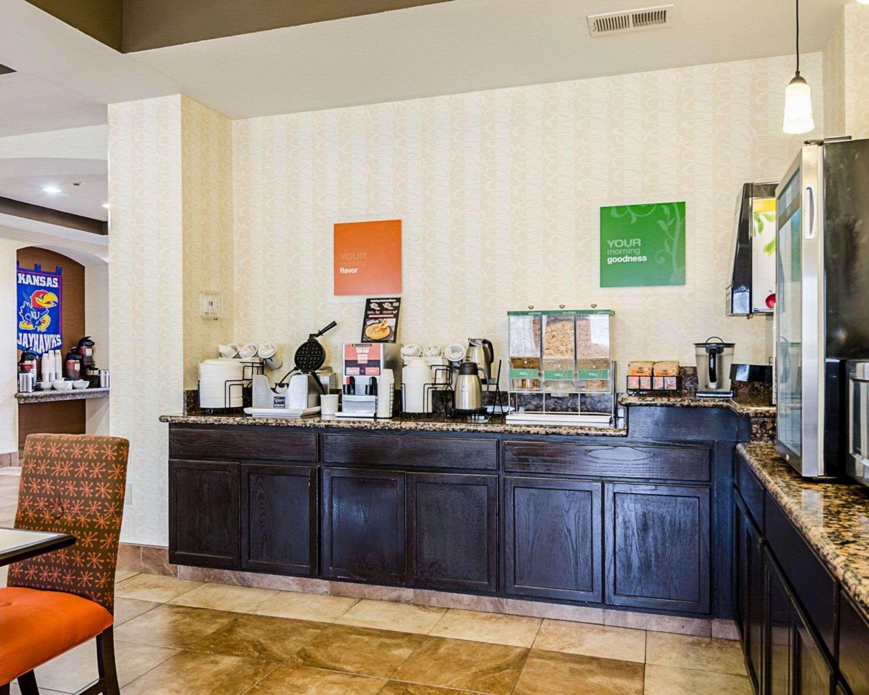 Comfort Inn & Suites Lawrence - University Area Zewnętrze zdjęcie